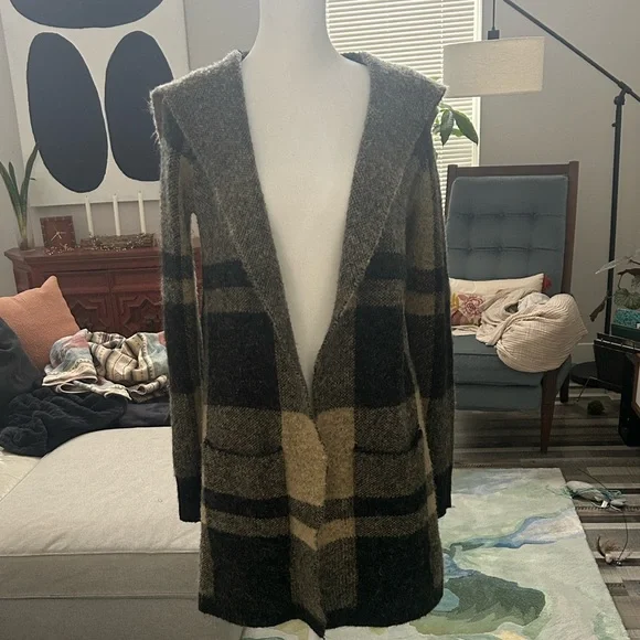 Cyrus Black and Tan Knitwear - Picture 9 of 12